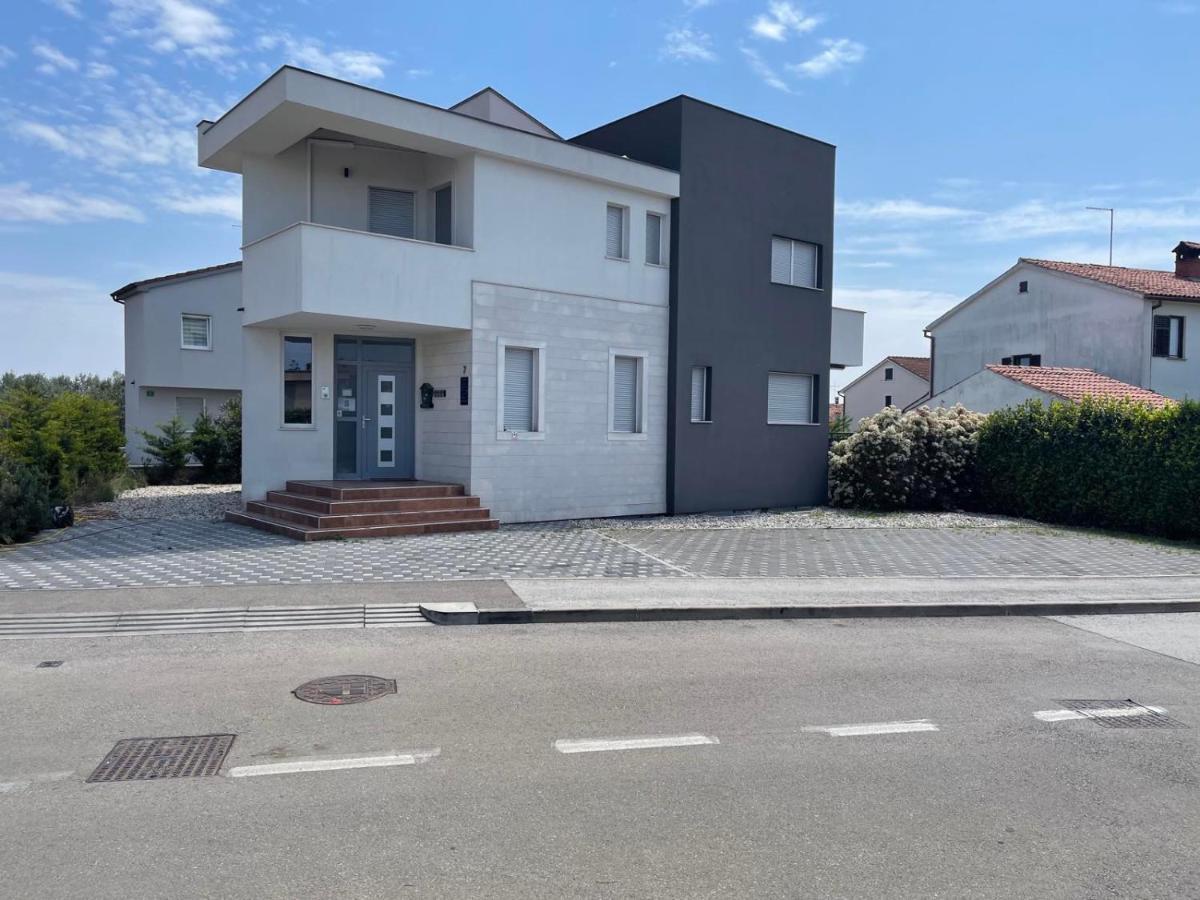 Apartments Peti Pula Exterior photo